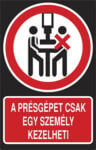 A présgépet csak egy személy kezelheti!