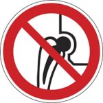 Fém implantátumot használóknak belépni tilos!