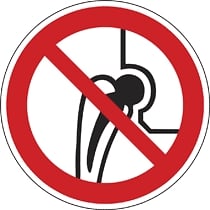 Fém implantátumot használóknak belépni tilos!